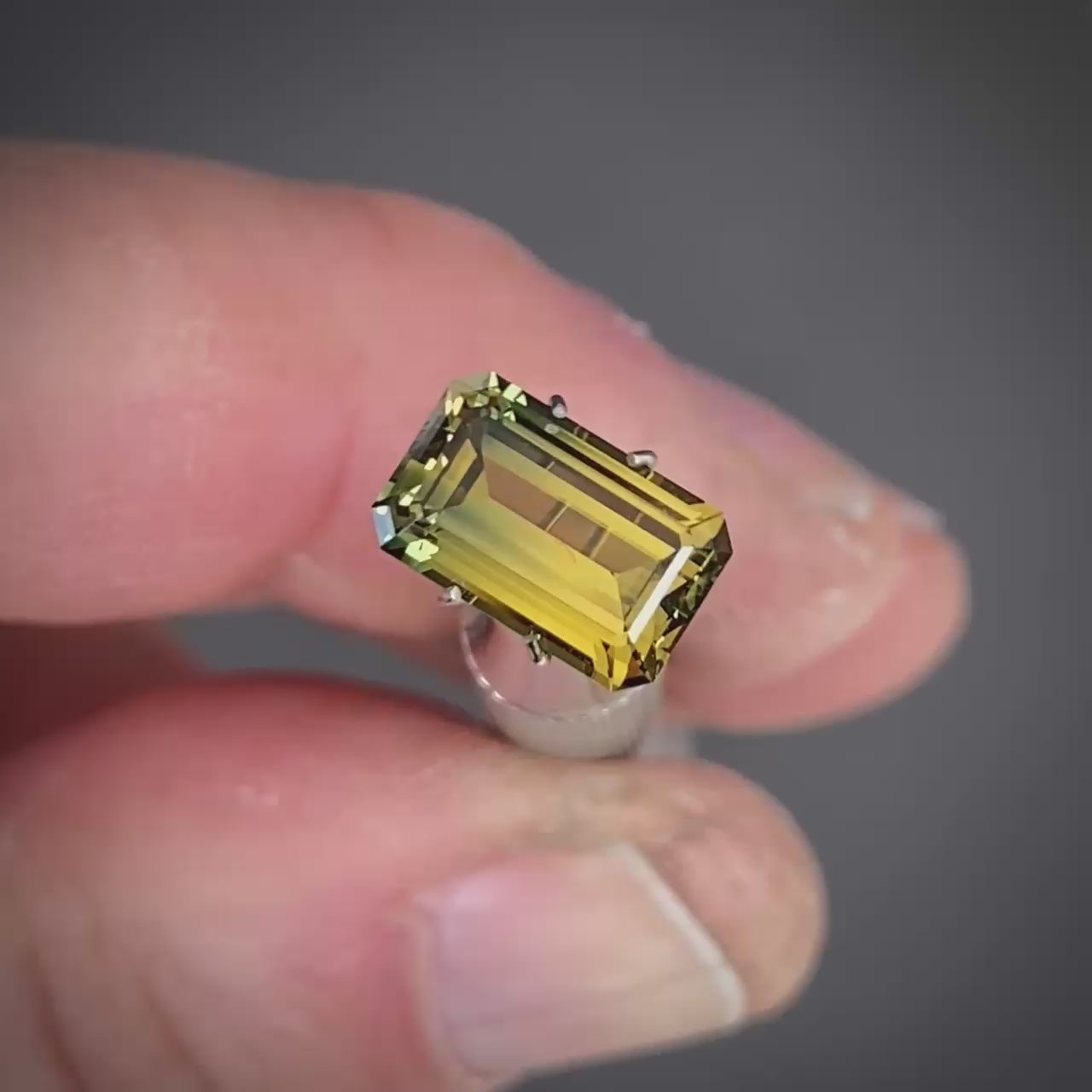 2.92ct Emerald Yellow/Green Parti Sapphire