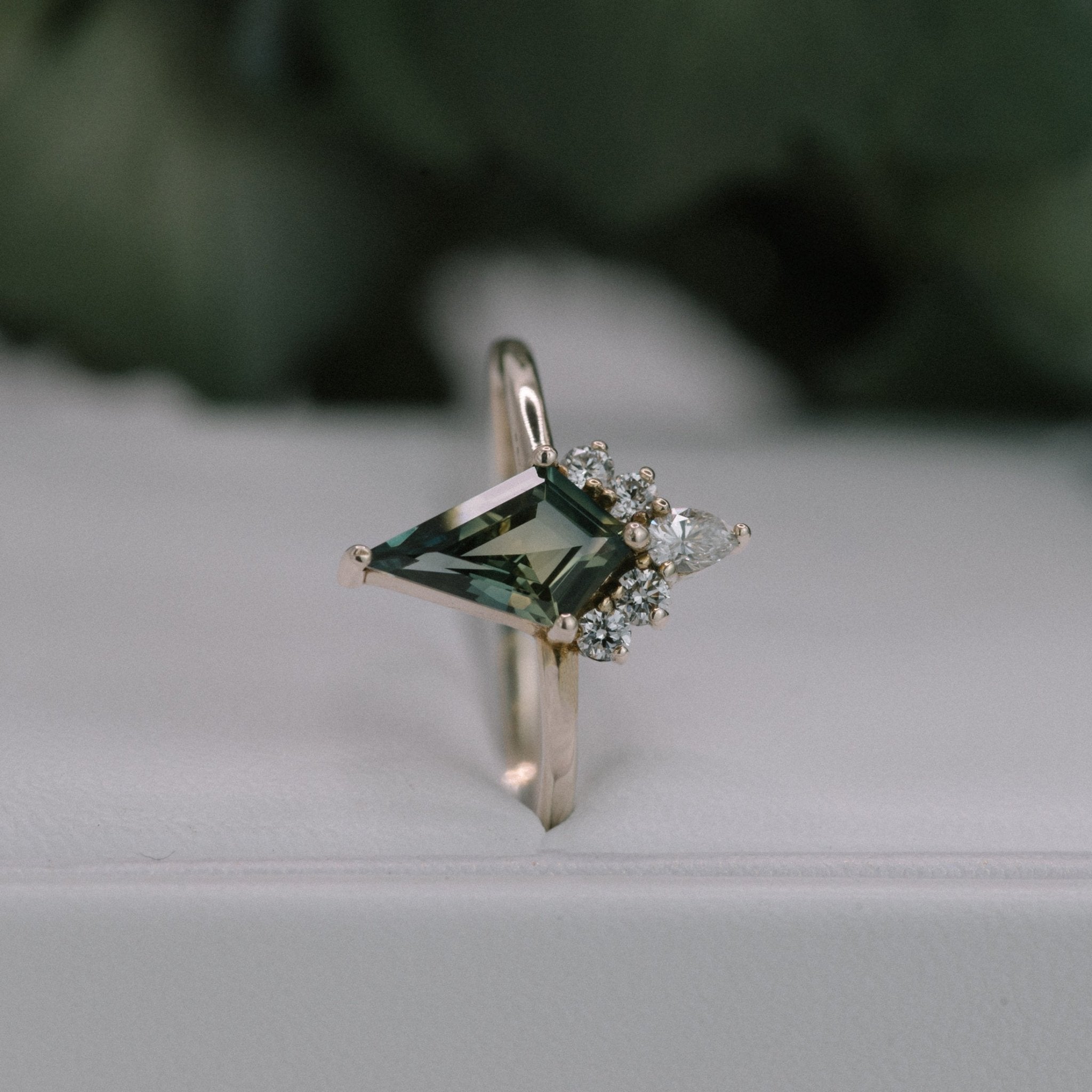 0.94ct Symmetrical Kite Clust of Sapphire - Laher - Rings