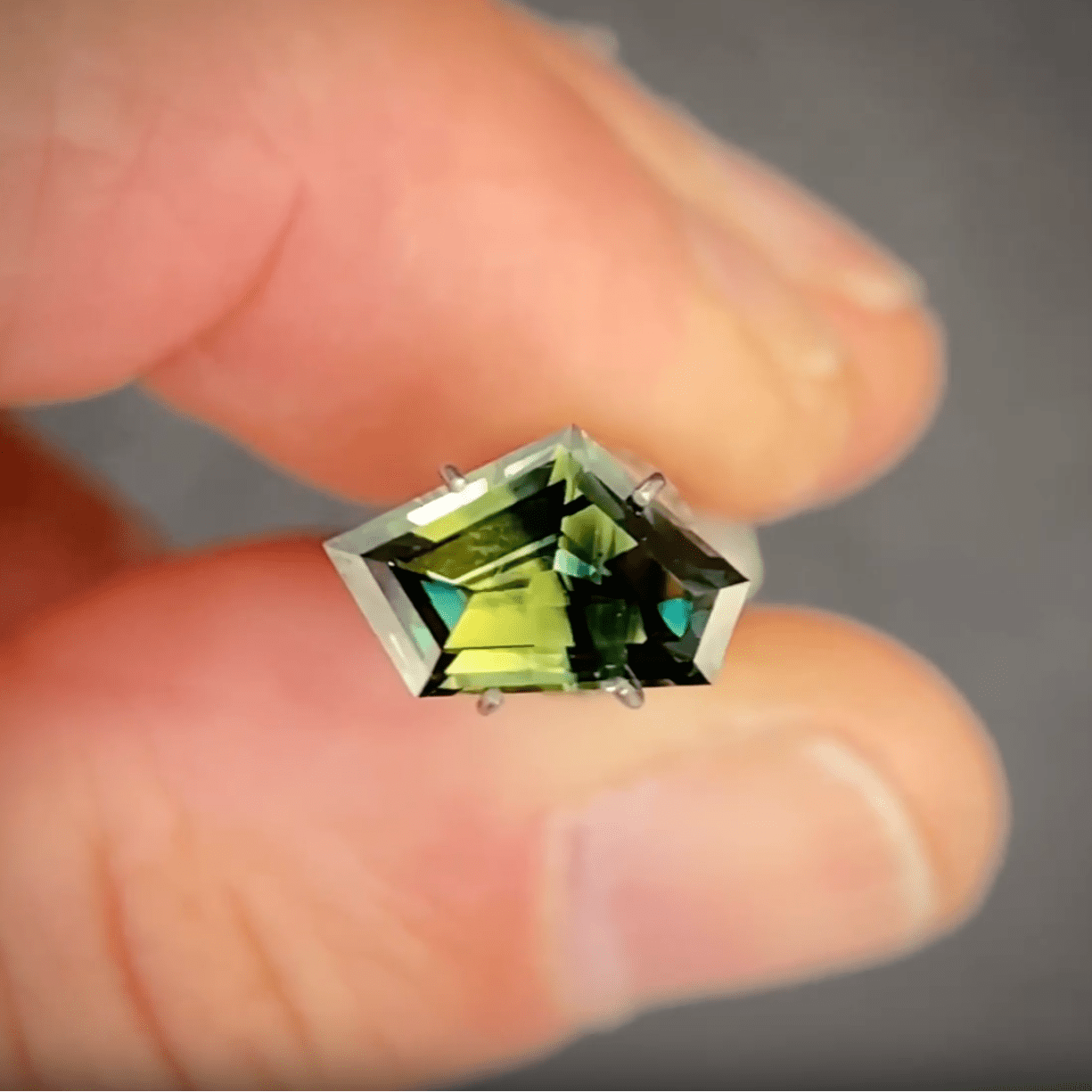 1.87ct Freeform Green/Yellow Parti Sapphire - Laher - 