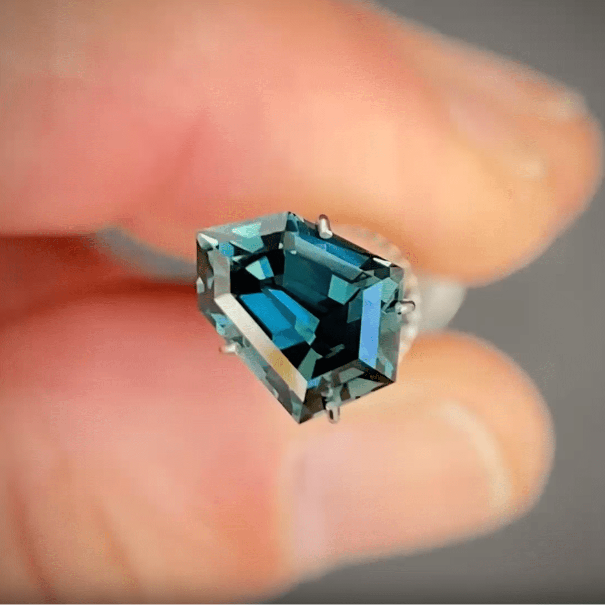 2.01ct Freeform Blue/Green Parti Sapphire - Laher - 