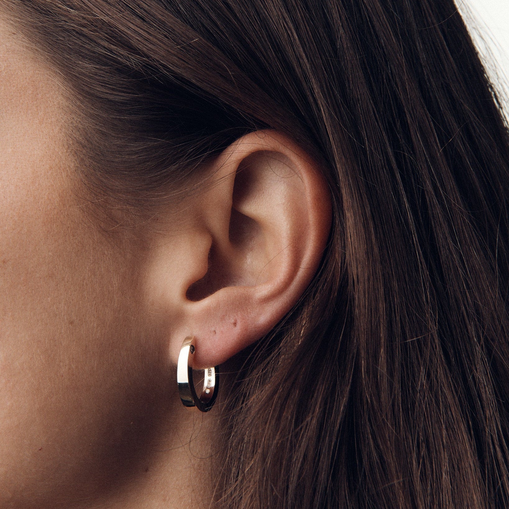 Tapered Hoops w/ Diamond (Medium)