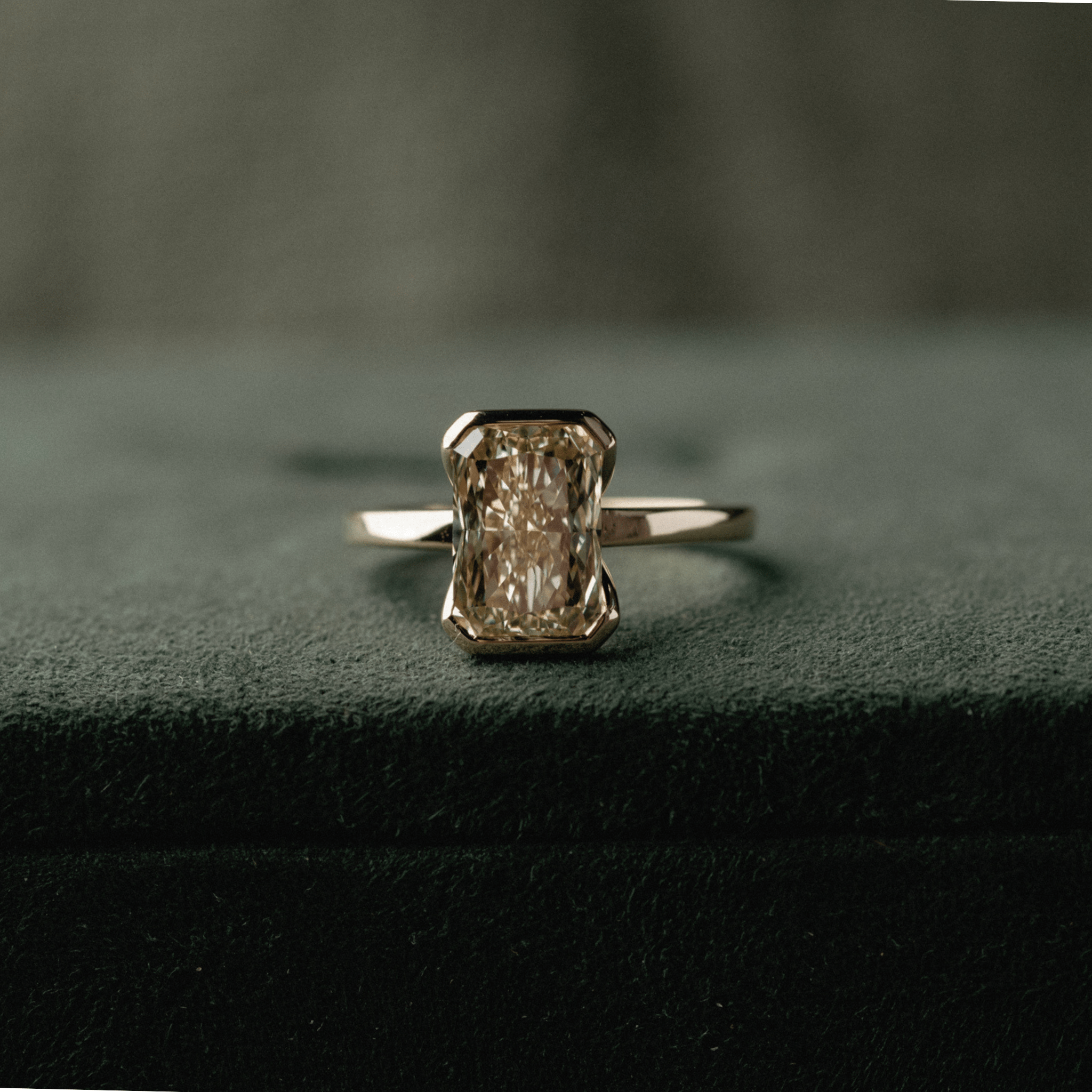 3.05ct Half Bezel of Light Fancy Yellow (LG) - Laher - 