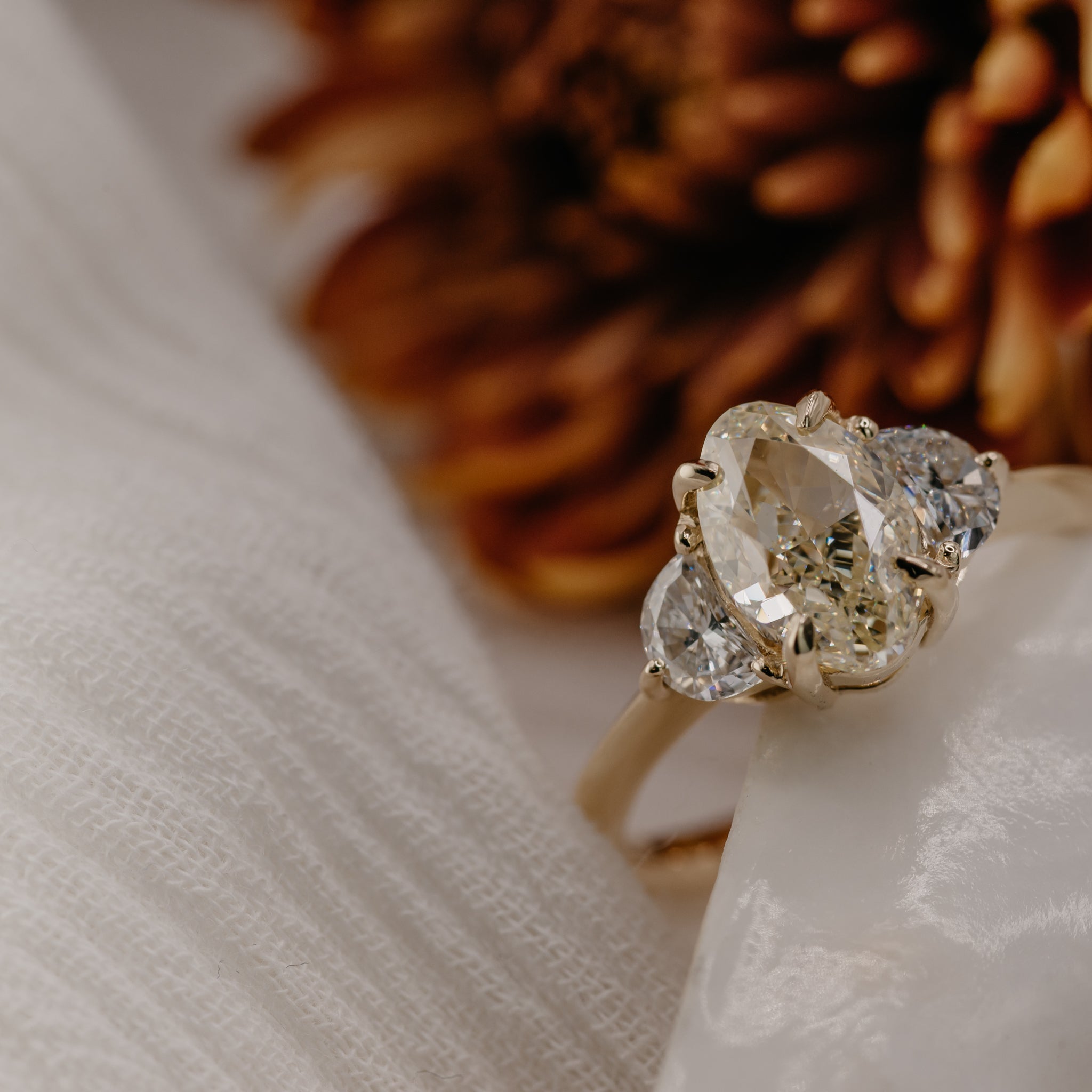 01⌇Asymmetrical Cluster of Warm White Diamond - Lei è -