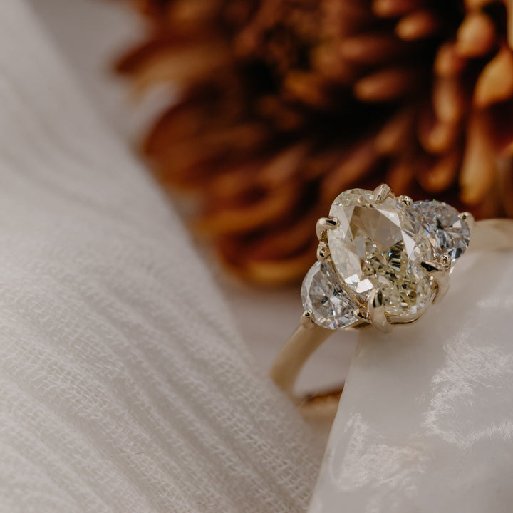 05⌇Three Stone of Warm Oval & Diamond - Lei è -